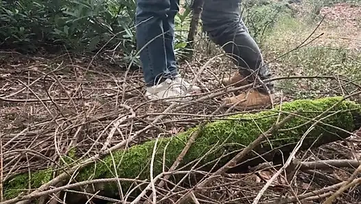 Echte amateur-milf-ehefrau im wald.