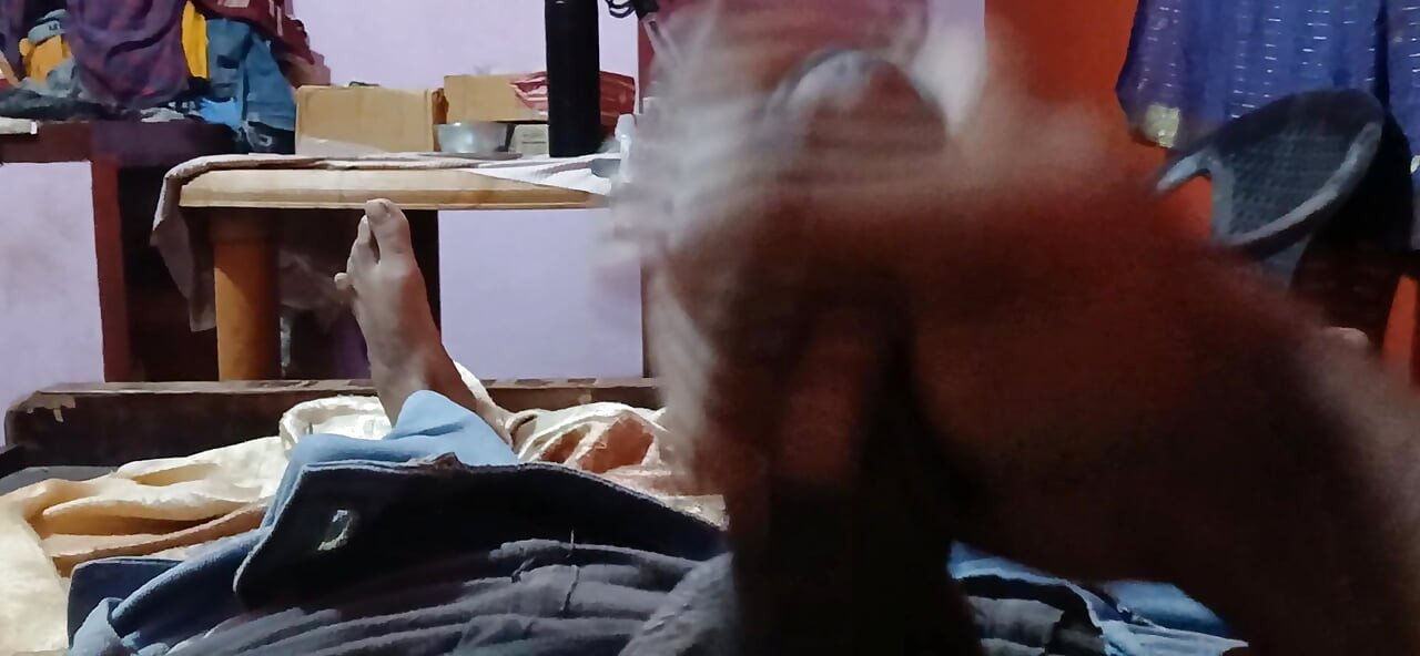 Sessão amadora de punheta na cama, só o pau do papai sendo masturbado com a mão. Pau grande do papai, punheta amadora, punheta manual. Pau grande do papai.