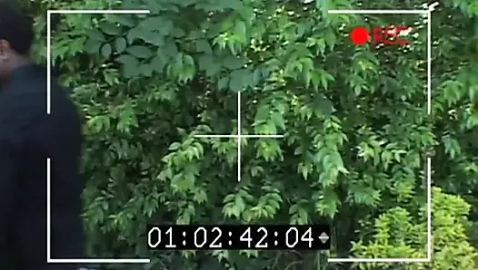 Kontol hitam besar di pantat... Hitam dan putih di taman