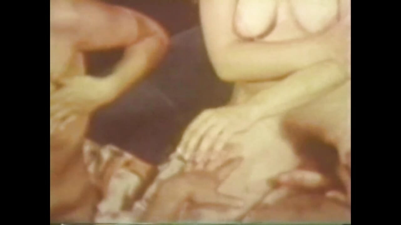 สาวร่านสร้างความบันเทิงให้ตัวเองกับผู้ชาย