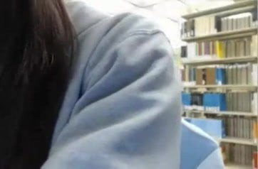 Blackette dans une bibliotheque