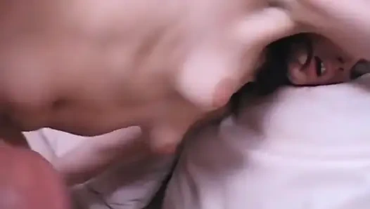 Kocası en iyi arkadaşıyla sikişirken şaşırıyor!