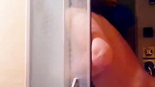 Duşta gerçek ev yapımı seks