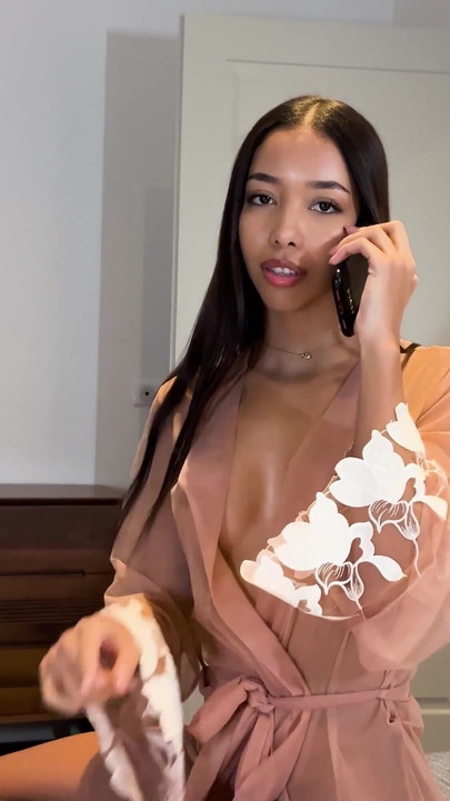 Επική στιγμή από το "Petite hottie Lia Lin sucks and gets finger fucked"