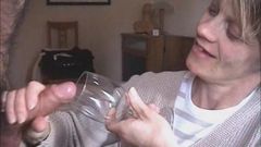 Trinke Sperma aus dem Glas