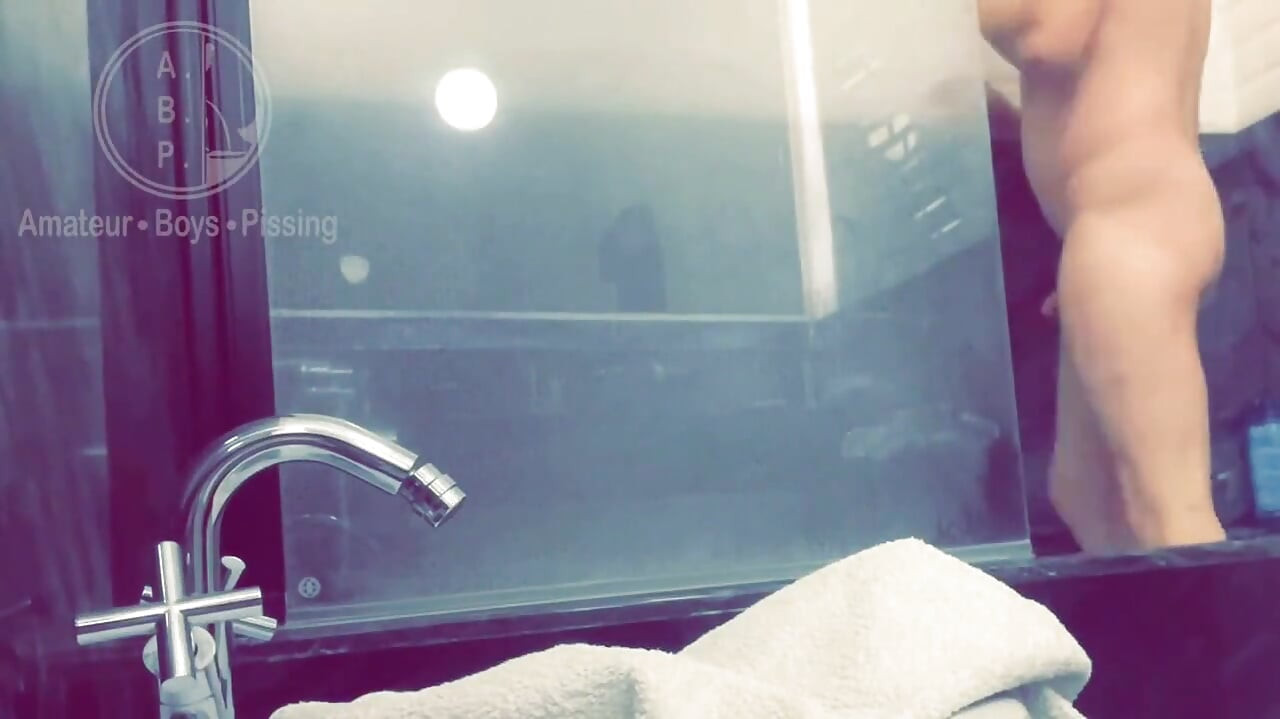 샤워 중 오줌 싸는 창백한 백마 빨간 머리 플랫메이트 남자