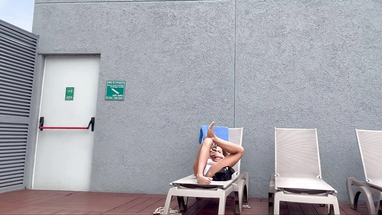 有名な隣人が糸パンツで日光浴してるのを撮った