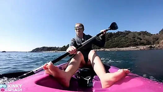 Çıplak ayaklı joi kayık azdırma - halka açık çıplak ayaklarda riskli açık havada tabanlar joi kayak azdırma - herkesin içinde riskli açık havada tabanlar