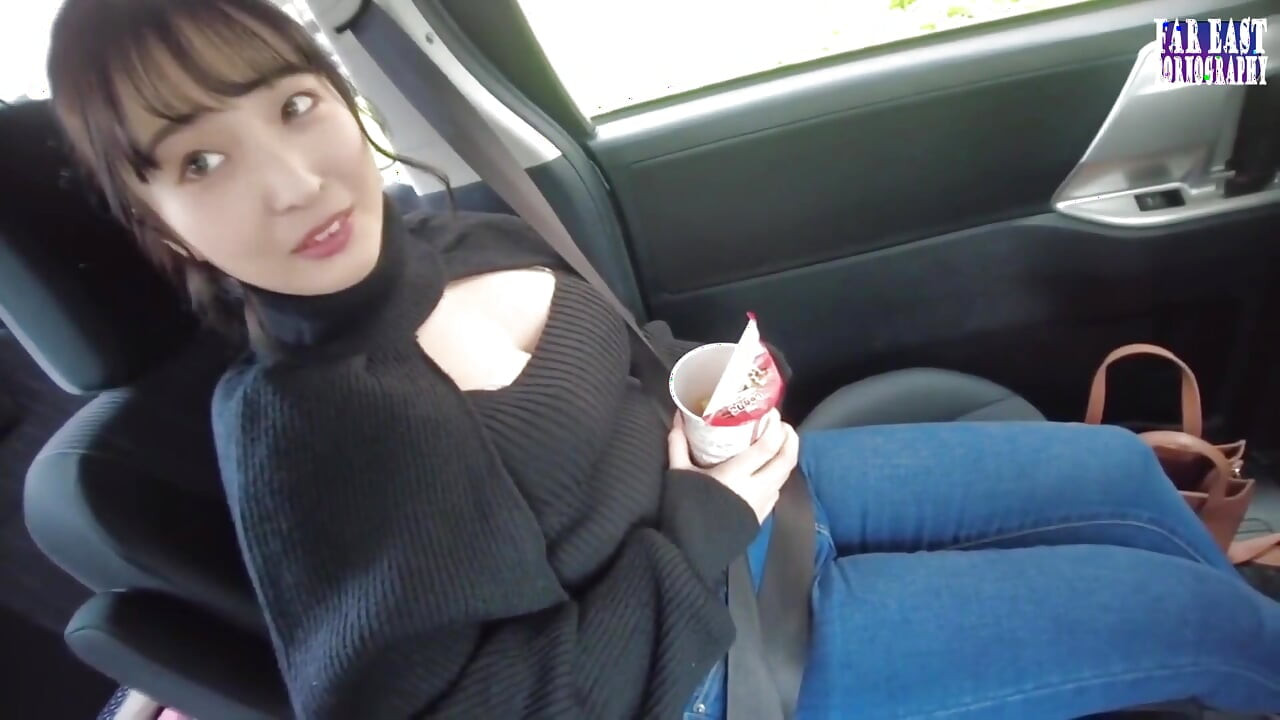 Secreta exprimida felicidad con una tímida provocación de J ocultando sus enormes curvas para una fase final furtiva.1