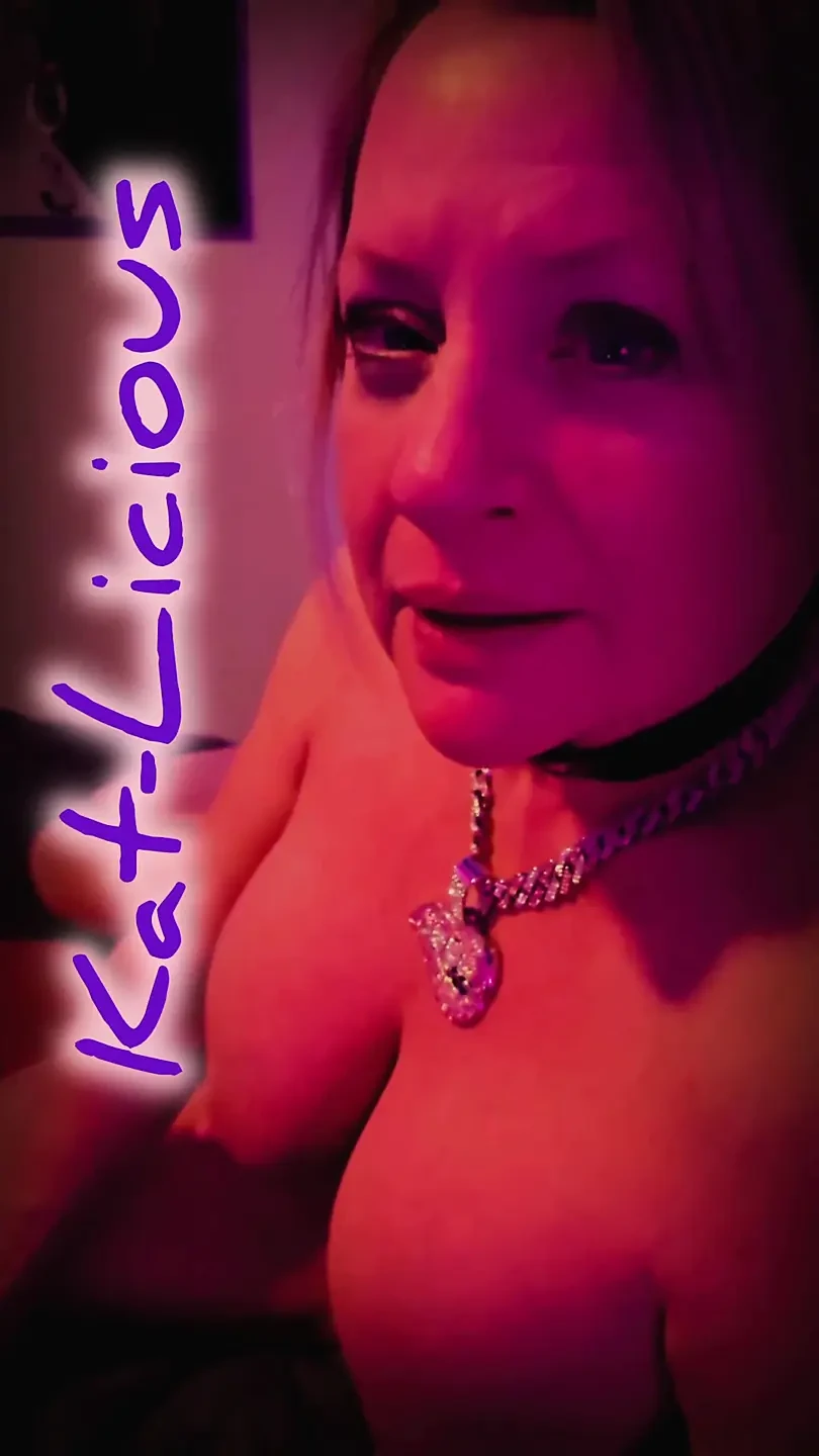 Kat-licious बिस्तर पर उत्तेजक रूप से नग्न नृत्य करती है