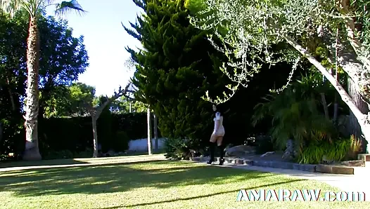 Крошка-брюнетка Daniela с маленькими сиськами занимается грубым сексом в постели