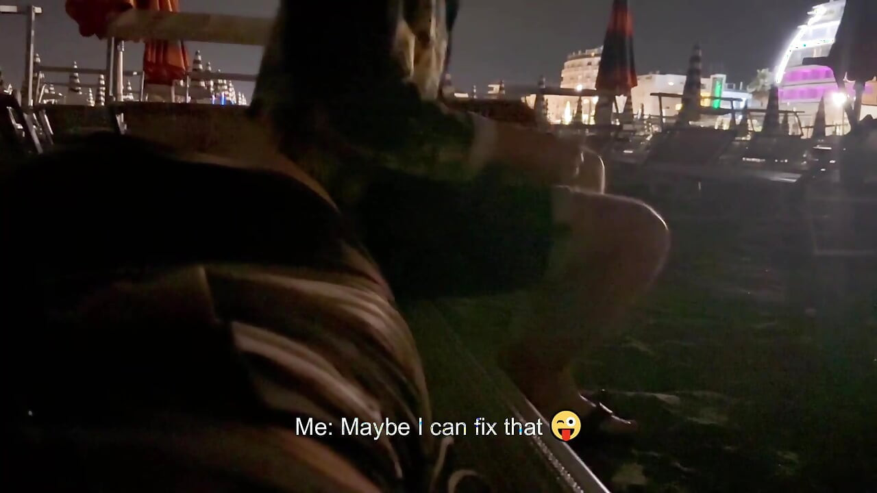 Vrouwelijke pov - flirterige vreemdeling die me aanraakt op een strand