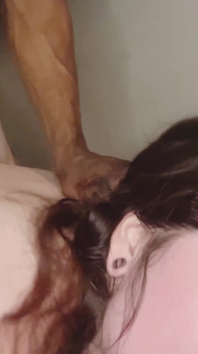 Ella comenzó a sacudir su gran culo blanco e instantáneamente hizo que su bbc se pusiera duro como una roca | Clip 1