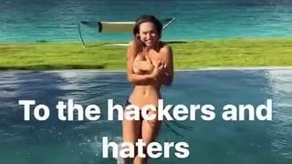 Alexis ren đi bộ đến hồ bơi