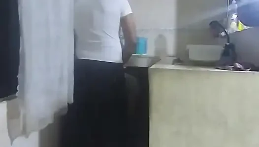 Если хочешь подняться, позволь мне трахнуть тебя, прежде чем моя жена сюда