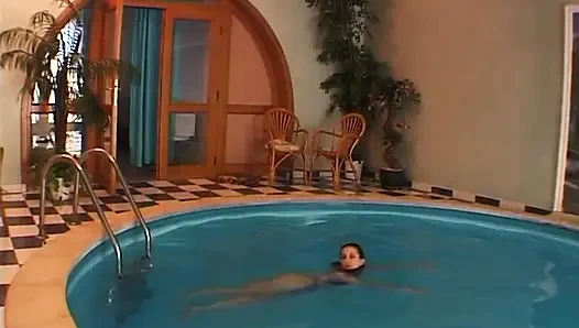 Bohrende süße frau neben einem schwimmbad