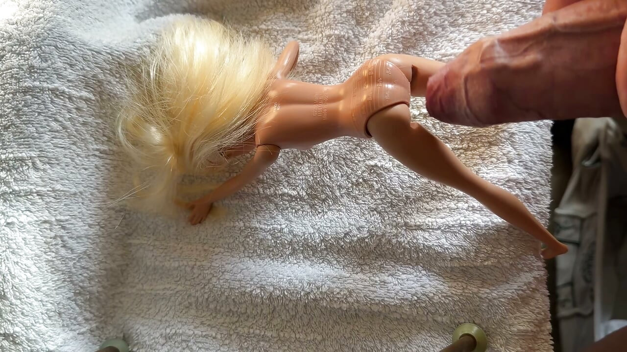 Kąpiel w spermie dla Blond Barbie Doll