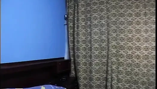 Geile brünette MILF fingert und fickt sich mit Regenschirm
