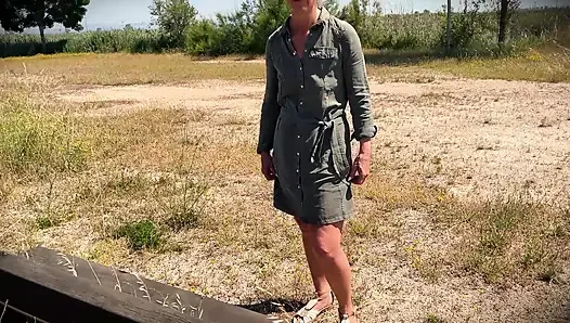 Evli kadın açık havada işiyor