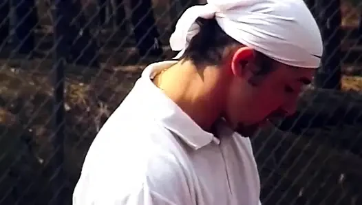 Sarışın yarak emiyor sonra tenis kortunda sikiliyor