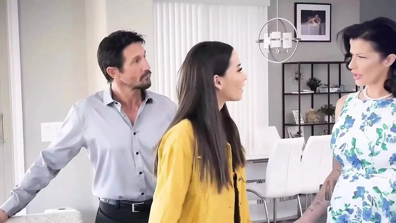 Familystrokes - büyük memeli üvey anne itaatsiz üvey kızını sikerken üvey baba orta yaşlı seksi kadın amını sikiyor