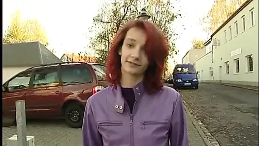 Remaja rambut merah dengan toket kecil nyepong kontol luar biasa di ruangan casting