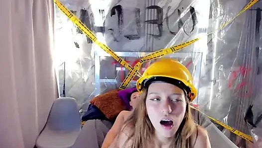 Kami mulai membangun dan memutuskan untuk istirahat untuk berhubungan seks untuk sementara semoga atasan tidak akan menangkap kami.