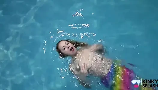 Putri duyung tertangkap menggodamu di kolam renang