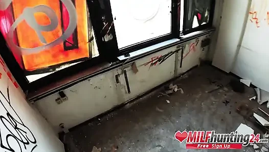 Der MILF-jäger entbeint eine dünne MILF in einem verlassenen bürogebäude