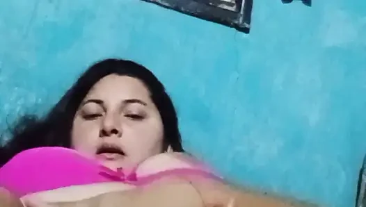 Büyük memeli tombul latin zengin ıslak amcığını çiğniyor