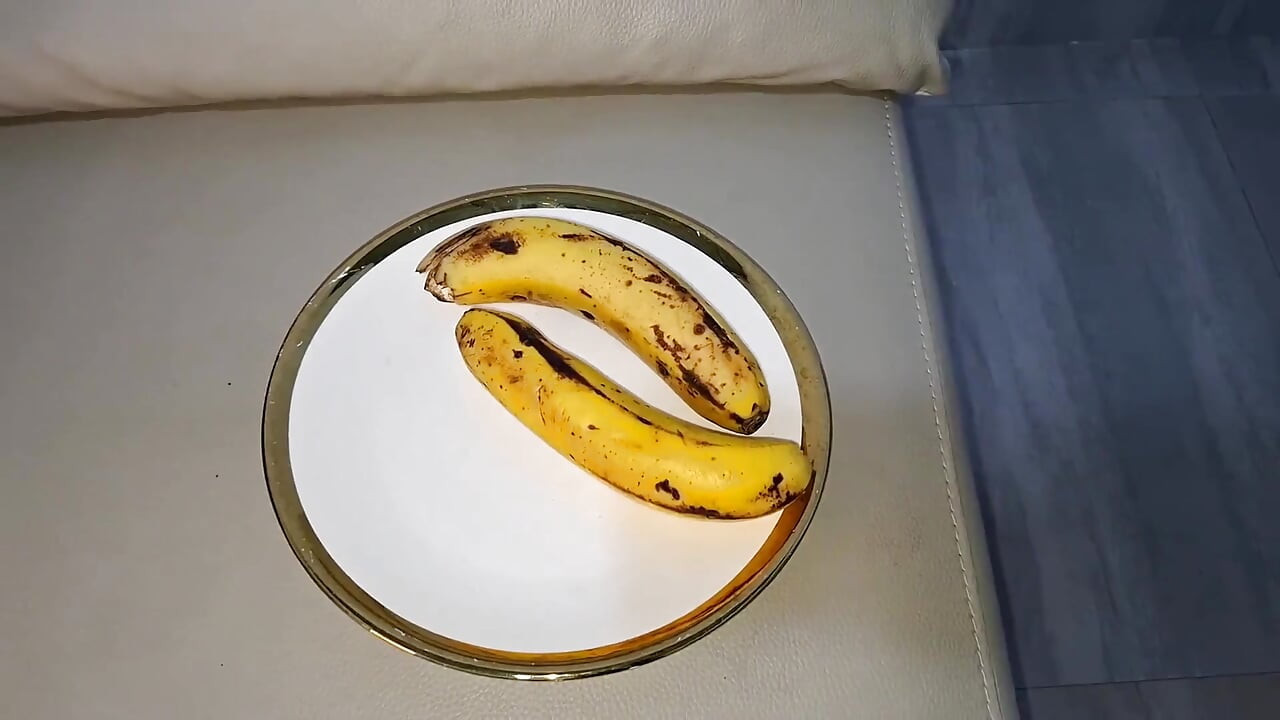 Stick a 25cm Banana in My Big Pussy to Satisfy the Horniness I Feel