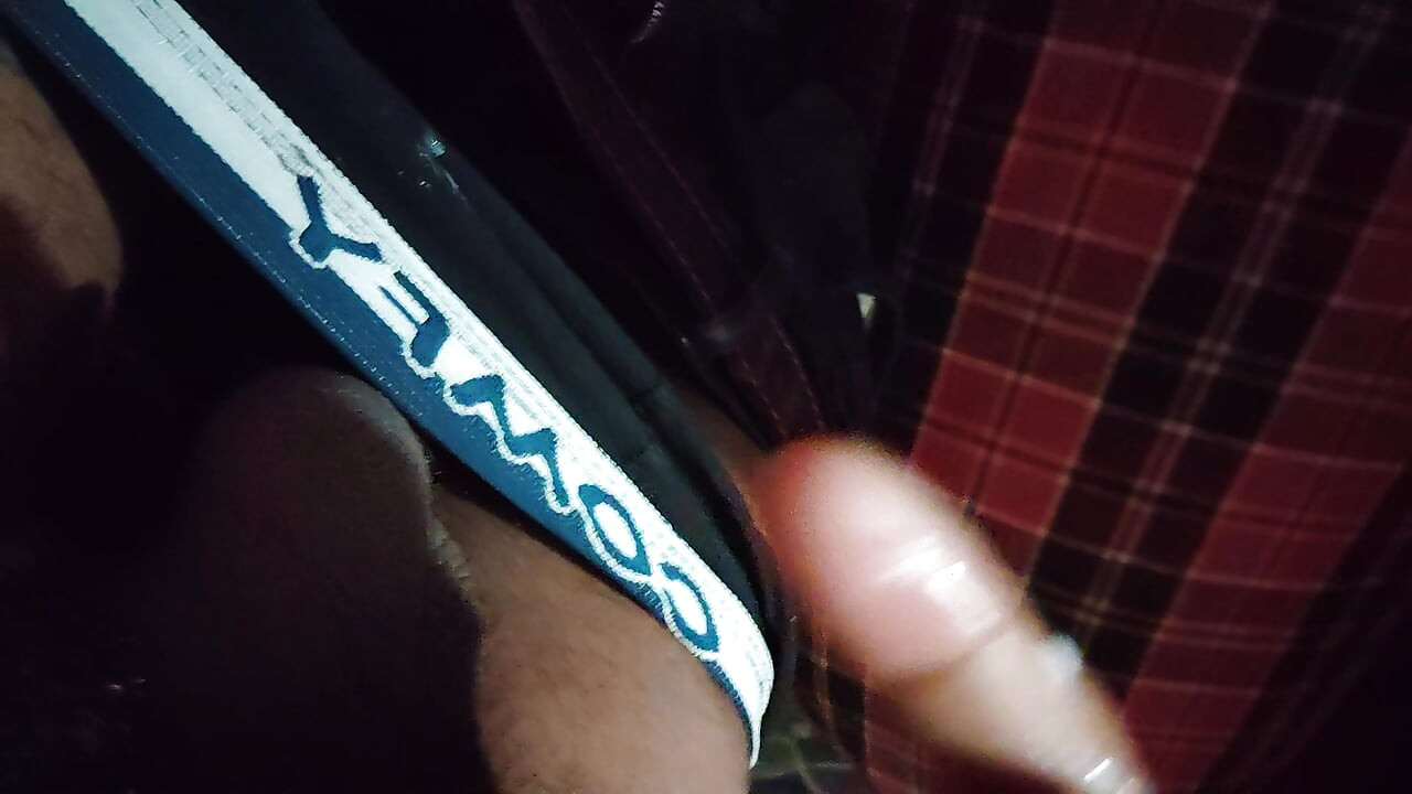 Un beau garçon indien baise seul