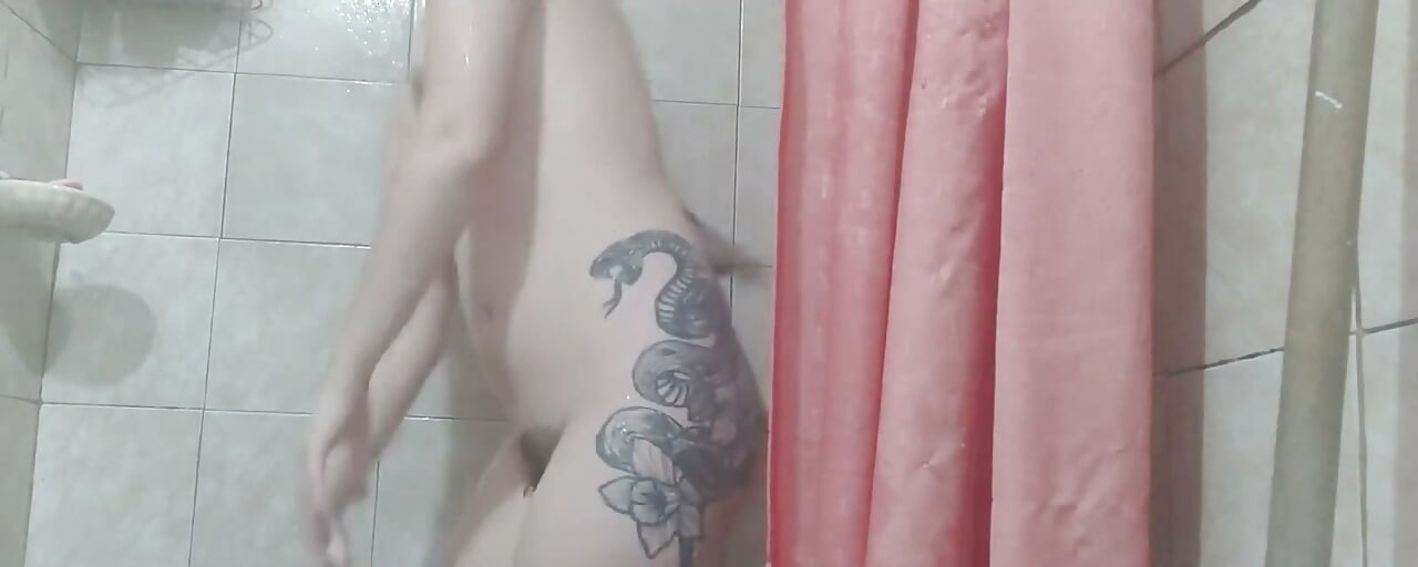 Parte 2 sigo con el baño y esta vez me afeitarme las piernas y el culo