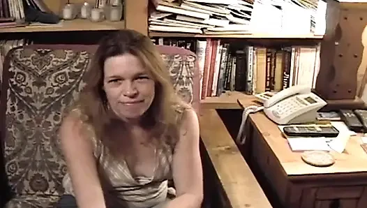 Wunderschöne MILF genießt einen harten schwanz in einem retro-film