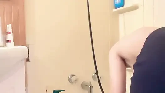 Hana cuci rambut di bak mandi toket kecilnya enak banget