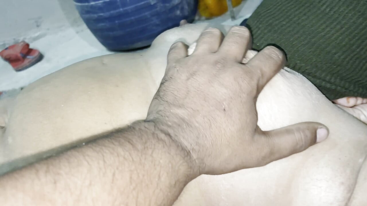 Full maje liye fir bhabhi ne bola chut me dalo apna loha taang utha k bhabhi ko santust kiya