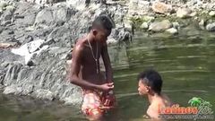Tiener homo zwemmer die speels in de rivier afdaalt