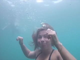 Wanita dewasa di bawah air