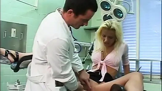 Schöne junge blondine mit dicken titten gefickt und vom frauenarzt auf ihren arsch abspritzen