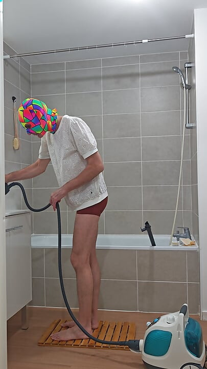 I'm finishing the steam cleaning of the bathtub (episode 3)