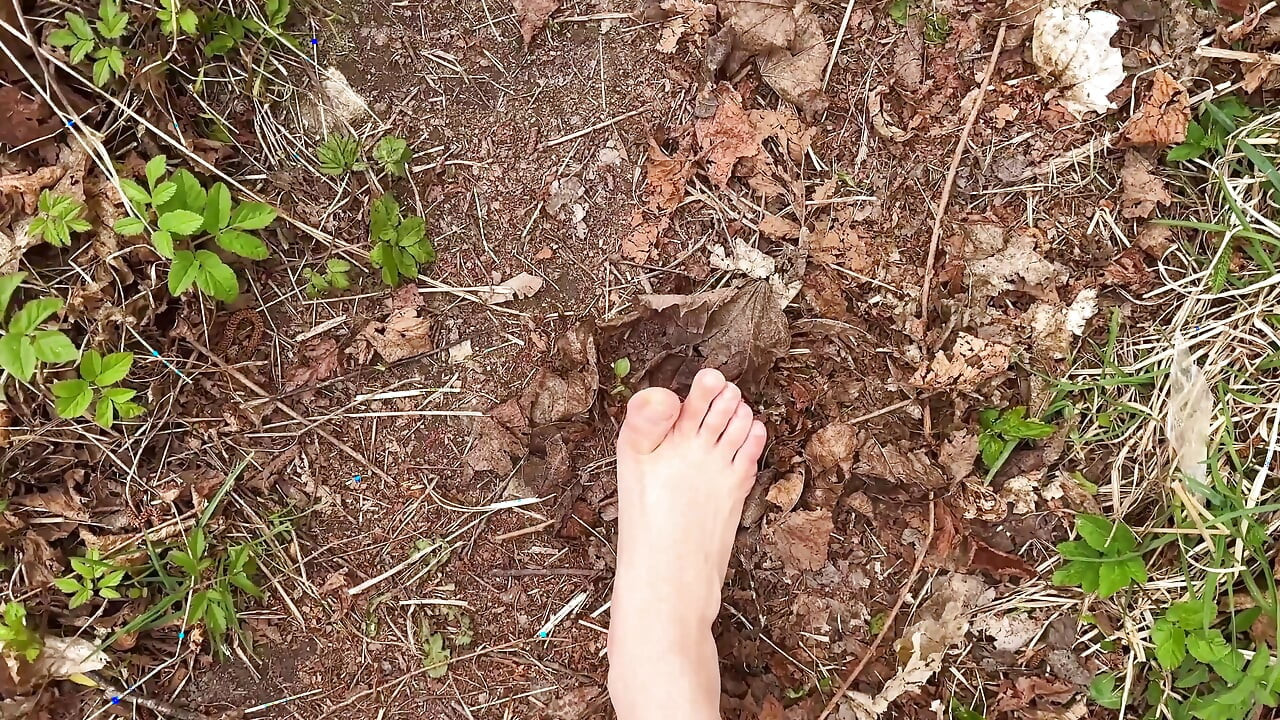 Barfuß im wald gehen - Fußfetisch - nackte Füße!
