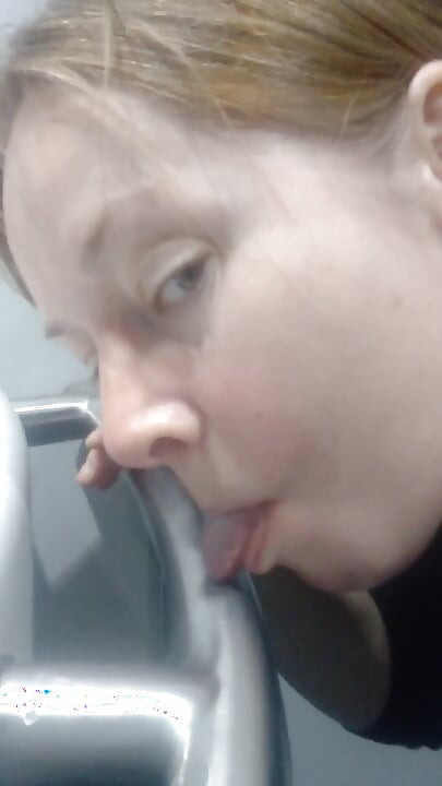 Anale vuist, gapen, likken aan de vloer in het toilet van een moderne trein
