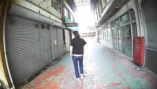 MILF in ultra flachen jeans im freien ..