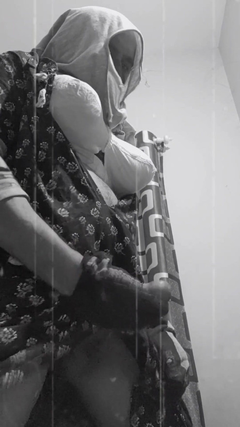 Indian hijabi aunty – masturbation and huge boobs | Clip 1