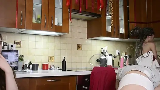 Spermin damladığı üçlü, sert ve ıslak vajinalar - lezbiyen tatlılar