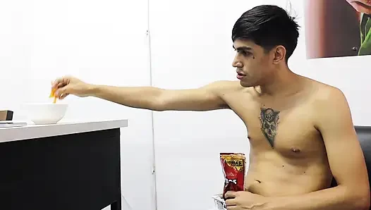 Sahabatku terjebak penisnya di makanan ringan, dan aku menangkapnya!