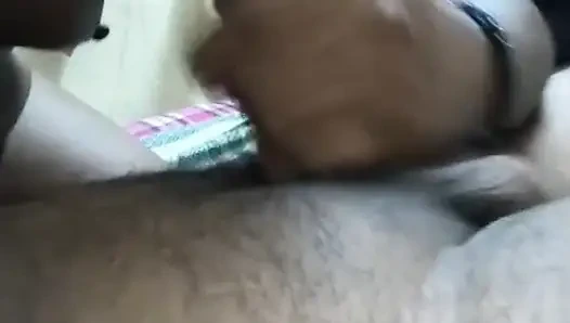 Istriku sedang dalam mood untuk seks.