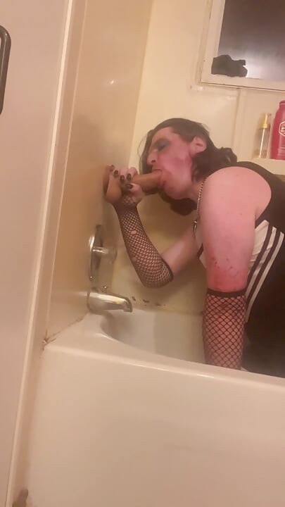 Trisha Trash CD 巨大なディルドボールを深く - むせてよだれまみのディープスロート