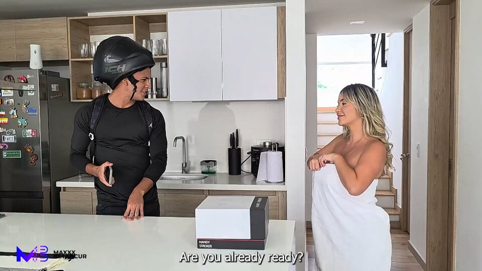 Colombian blonde pays a delivery guy with sex - Max Betancur and Tatiana Alvarez