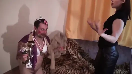 Taç giyme töreni sırasında krem ile sulanıyor